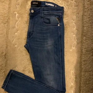 Replay anbass jeans - Nypris: 1500  I  Mitt pris: 635  Inga fläckar eller hål. Säljs i befintligt skick. Jag fär tyvärr inte på mig de, men de sitter slim fit.