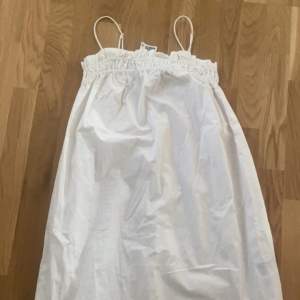En jättegullig klänning från hm som aldrig är använd, lappen är kvar. ( fler bilder privat) storlek xs.