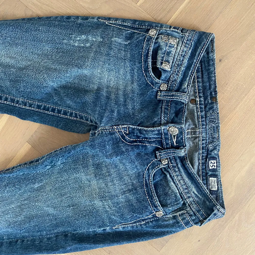 Säljer vidare dessa miss me jeans som jag köpte här på plick men tyvärr var för små🩷köpte för 800 men pris går att diskuteras! Skriv gärna för frågor 💗. Jeans & Byxor.