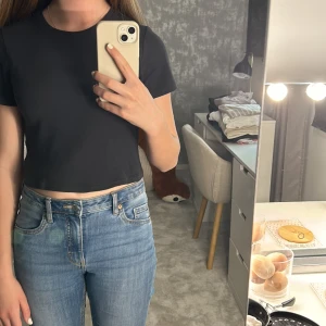 Marinblå magtröja - Säljer nu en marinblå magtröja från h&m, jätte skön, sitter inte alls tajt, passa på innan dem tar slut💙