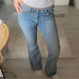 Lågmidjade lee jeans - (Lånade bilder) Jättefina, köpta här på plick men passade tyvärr inte, midjemått 36 cm innerbenslängd 77 cm💞