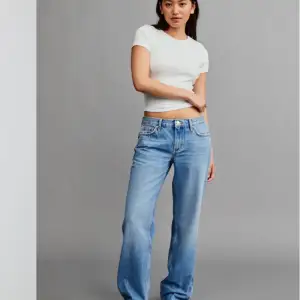 Supersnygga jeans från Gina tricot i modellen low straight jeans som knappt är använda, säljer pga att de inte passar mig, köpta för 499kr 💕💕 Skriv för egna bilder och använd gärna köp nu! 