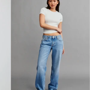 Low rise straight jeans - Supersnygga jeans från Gina tricot i modellen low straight jeans som knappt är använda, säljer pga att de inte passar mig, köpta för 499kr 💕💕 Skriv för egna bilder och använd gärna köp nu! 