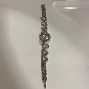 En silverklocka  - Jag har haft den i några månader och använt den några gånger. Vill bli av med mycket av det jag har för att jag ska flytta snart. 