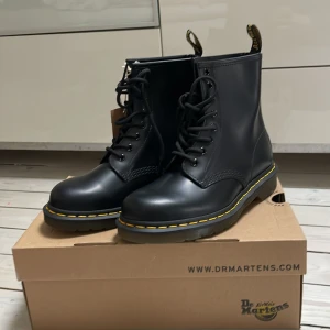 Dr Martens - Dr Martens (aldrig använda, i kartong, eftersom jag missade att returnera) Storlek 38! Pris går att diskutera. Köpare står för frakten 🌸