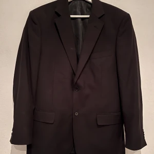 Svart kavaj  - Svart kavaj som är för kort för mig. Klassisk design och väldigt skön i kvaliten. 