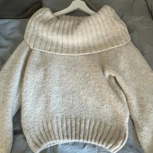 Off shoulder tröja - Tjocktröja som är off shoulder, använd 1 gång