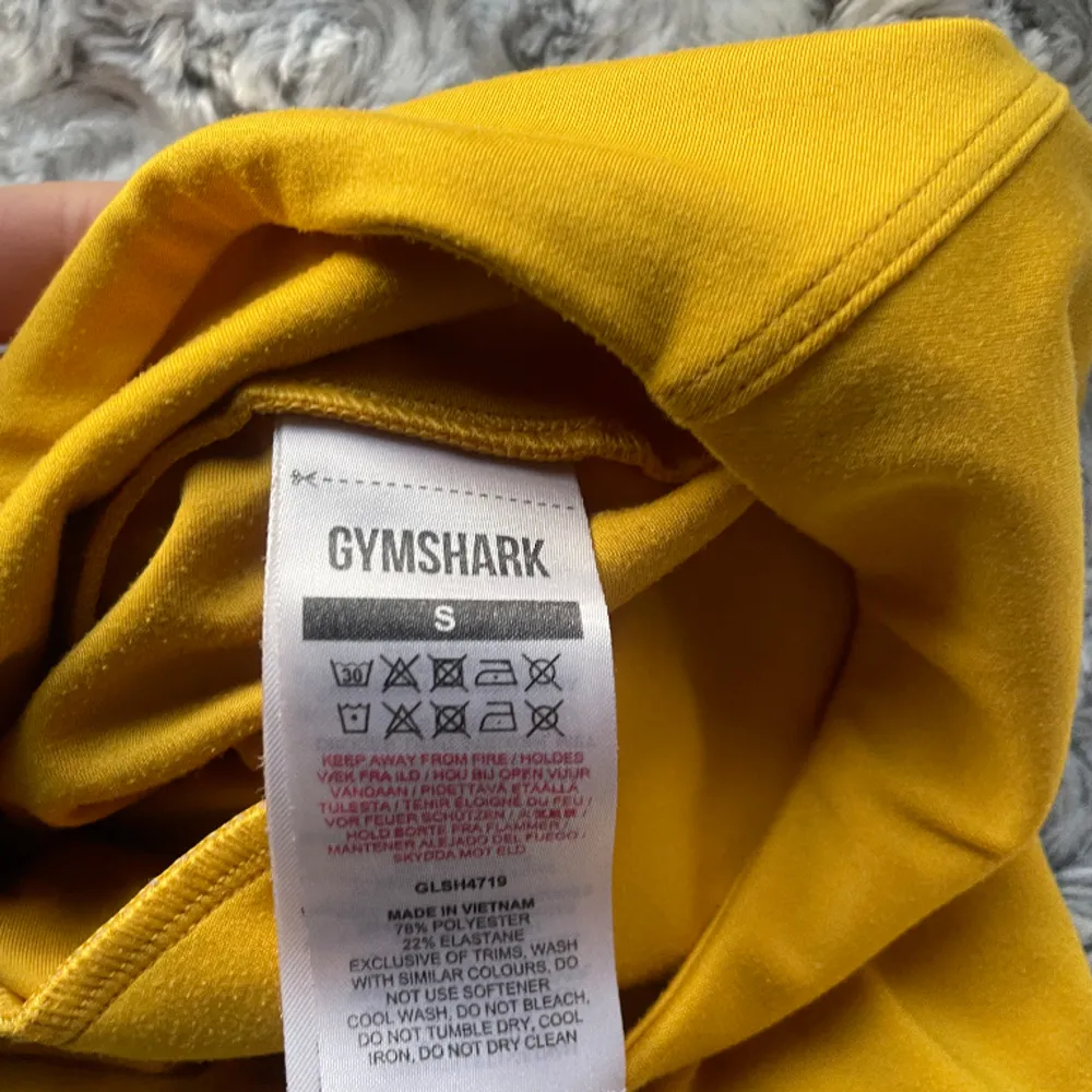 Säljer dessa gula gymshark shorts i storlek S (små i storleken), då de inte kommit till användning 💕. Shorts.
