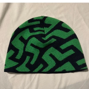J Lindeberg Mössa - J. Lindeberg (JL) mössa som är slutsåld. Nypris 900kr, använd max 3 gånger. Unisex, onesize.