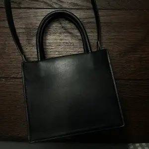 En svart väska från H&M.