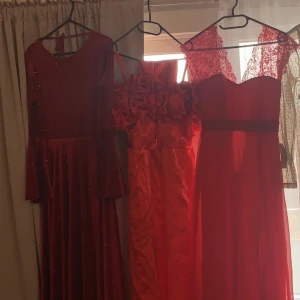 Balklänningar  - Den Röda med rosor är självsydd klänning och är jätte fin och bra kvalite i stl Xs-S Långärmad klänning är oxå sjölvsydd och stretch material  Klänning 3 var köpt  Priset kan diskuteras