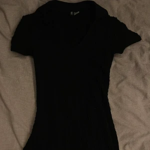 Svart, medellång klänning med krage! - Denna klänningen är medellång och har en professionell krage! den är kortärmad och tunn, perfekt till sommaren!🤗