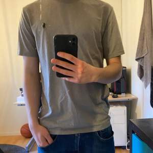 Riktigt fet Ralph lauren T-shirt i grå färg. Storlek M. Riktigt fint skick, endast använd ett fåtal gånger! Mitt pris 150kr