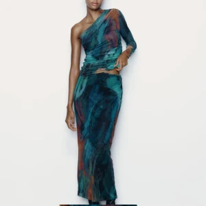 Set med kjol och topp  - Ett set med kjol och topp köps tillsammans för 400kr. Kan säljas separat för 250kr. Kjol aldrig använd, topp använd ett tillfälle.