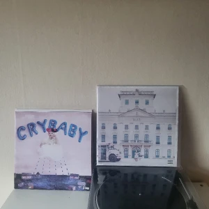 Melanie martinez lp skivor - Melanie martinez lp skivor. Cry baby och k-12 (limited edition ljusrosa)  Nypris på bengans: Cry baby 500kr K-12 (slutsåld)  Båda för 1200 kr eller cry baby 350 och k-12 för 1000.  Möts helst upp i Göteborg så att skivorna inte i posten :)  
