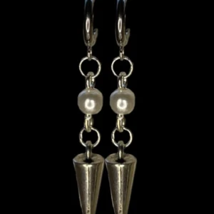 Stella Earring - Säljs i par. Från högsta punkten på örhängeshoopen till slutet av hänget är de 5,5 cm.  Stella Earring är ett stilrent örhänge som passar till alla tillfällen, lika mycket som vardagliga ögonblick som festliga.