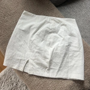 Vit kjol - Vit kjol ifrån Shein. Slitts på framsidan Oanvänd. 