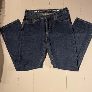 Lågmidjade jeans - Super fina Low straight jeans från bikbok Aldrig använda då de är för stora W31 L32