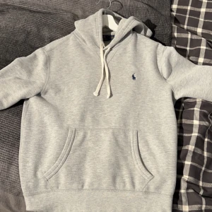 Ralph lauren hoodie - Säljer min Ralph lauren hoodie. Väldigt bra skick. Självklart äkta. Säljer begrunda av att den är för liten.