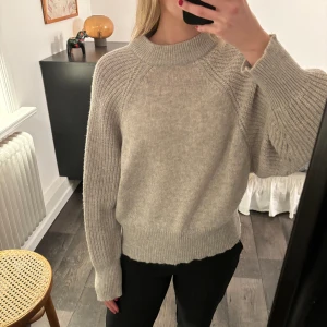 Stickad tröja - Grå stickad tröja från gina tricot, nästan aldrig använd! 