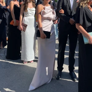 Intressekoll balklänning - En liten intressekoll på min balklänning som bara är använd en gång på balen. Klänningen är i ljusrosa o är klippt lite kortare en liten bit längst ner, jag är 169. Slutsåld på hemsidan