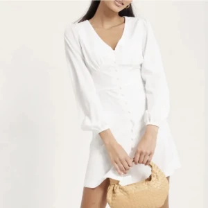 Fin vit klänning  - Aldrig använd,som ny