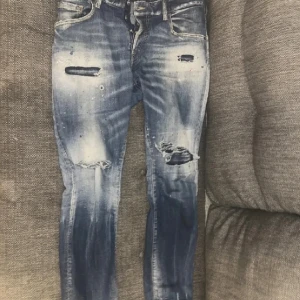 Dsquared2 jeans - Äkta byxor för små för mig storlek medium men passar S lika bra köpt på johnells för ca 6700kr pris går diskutera vid snabb affär 