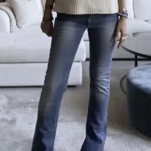 Jeans Low Waits med snygga fickor !! - Hej,säljer dessa skitsnygga jeans med snygga fickor.Tyvärr är det för stora för mig.De har ett ihopsytt hål på baksida lår.Det var personen som jag köpte dom av tidigare som hade sytt och klippt slitsar nere. Därav det billiga priset❤️