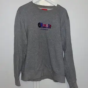 Grå Sweatshirt från märket Caliroots.   Storleken står ej men skulle tro att den är i M/L