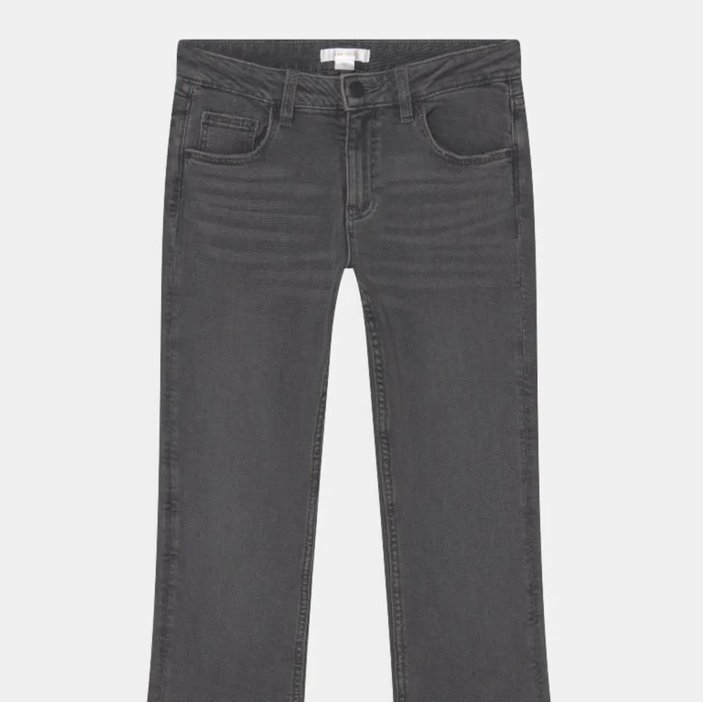 Super fina jeans med slits köpta på Gina young. Storlek 152 men passar också xxs. Säljer då de blivit för små. Skriv för fler bilder.. Jeans & Byxor.