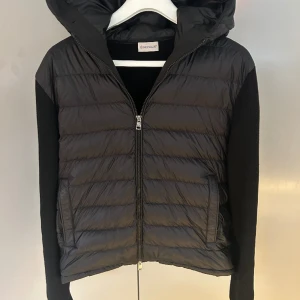 Moncler cardigan - Tja! Säljer nu min sjukt feta moncler cardigan. Cond 9.5/10 Inga defekter på jackan, snören tillkommer. Kom gärna med bytes förslag, kom pm för fler bilder och hör av er vid frågor/funderingar. Nypris ca 10 k. 
