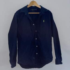 Mörkblå Raffe skjorta med grön logga. Skick 10/10 använd 1 gång. Storlek M. DM om du undrar något🕺💸