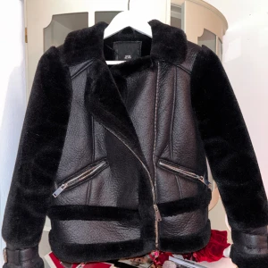 söt shearlingjacka   - nyskick shearlingjacka 