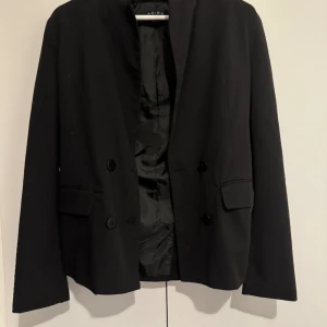 Svart blazer - Svart blazer, använd 1 gång. Storlek 34.