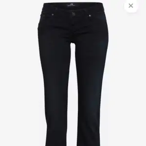 Jätte fina ltb jeans som tyvärr är lite för stora på mig😭 säljer dom för ett bra pris då dom knappt e använda och har inga större skador💞 dom e lite bleka där nere vid fot kante men inget man märker 💞fråga gärna om fler bilder om du e intresserad 