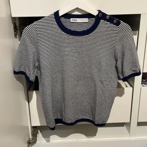 Zara topp - Säljer min zara topp som är i jättebra skick 💞Toppen har inga defekter och inga hål 💗
