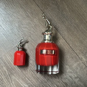 So Scandal  - aldrig använt då jag har fler parfymer och detta är inte min favorit. Luktar som den vanliga scandal (söt/fruktig) fast med ett inslag av caramell. Man kan inte se innehållet men kan garantera att båda är fulla. det är 50 ml i stora. Nypris ca 900kr