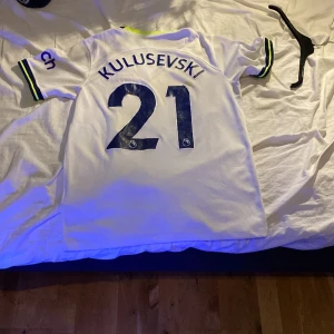 Tottenham hotspurs matchtröja - En riktigt go Tottenham tröja, kulusevsli på ryggen. Trycket på 1 har en liten skavank därför priset.