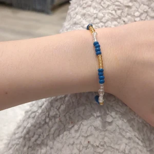 Armband  - Ett handgjort armband av mig som ungefär 17 cm, men är dock jätte stretchigt.