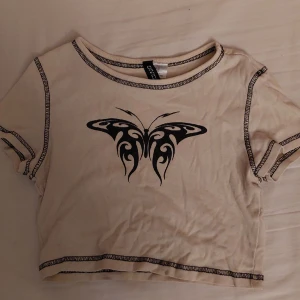 Croppad t-shirt med tryck - Jättefin croppad t-shirt med tryck! Den är i storlek xs. Nästan aldrig använd. Kolla gärna in min profil för likande t-shirts.❤️