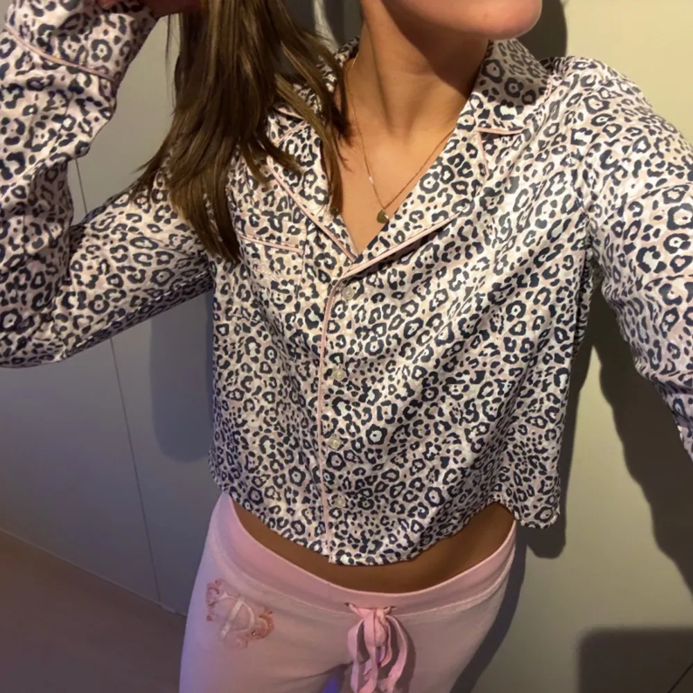 Rosa grå leopard pyjamas skjorta i mjuk siden💕 I storlek XS från Gilly Hicks och är i mycket bra skick! Säljer för 69kr. Skjortor.