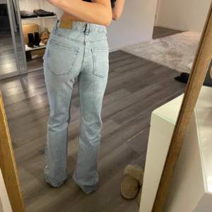 Jeans från Gina Tricot i bra skick! Innerbenslängd: 80m, Midjemått: 66cm💓