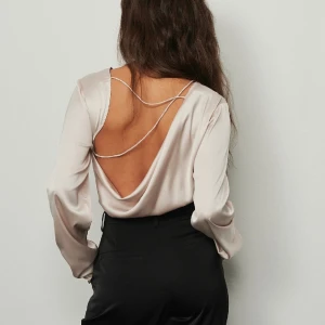 Blus  - Fin blus från NA-KD som bara används två gånge🥰