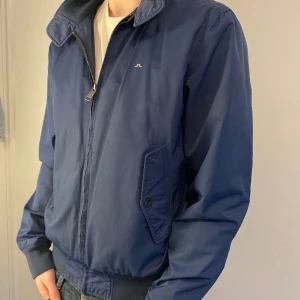 J LINDBERG BOMBERJACKA - Perfekt skick (nästan aldrig använd)  Sitter som M Perfekt till våren 