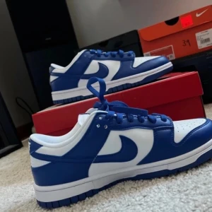 Kentucky blue dunks - Kentucky blue dunks i nyskick! Marknadsvärde ca 2500kr och går för 3200 på soleplus! 📈Storlek 41 och är tts ✅. Riktigt fint skick✅! Inga skador ❌. Pris ej hugget i sten 🪨 