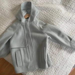 Cos kappa - Intressekoll på denna populära kappa ifrån cos i ljusblå, superfin inför våren