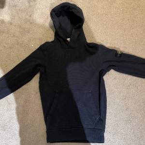 Stone island hoodie i storlek 152/158 Bra skick Pris kan diskuteras  Äkta