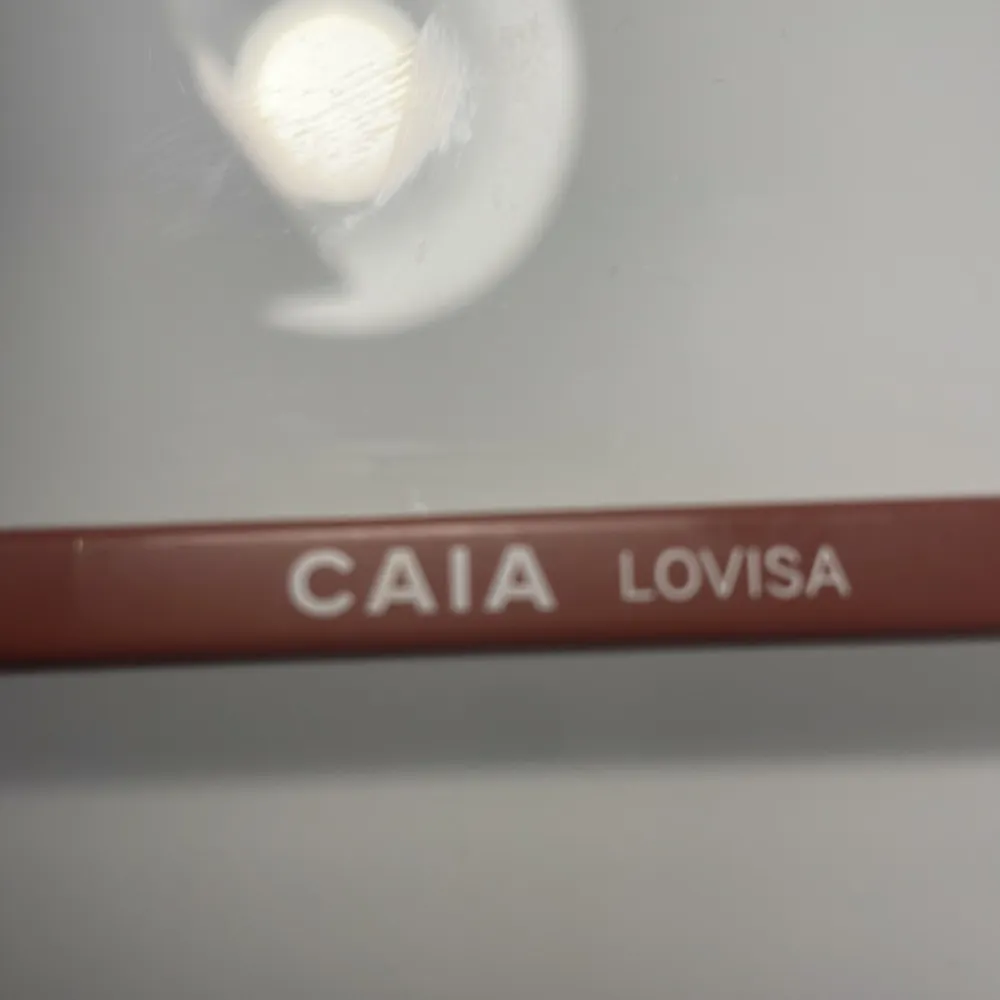 Jag säljer min fina läpp penna från caia i färg Lovisa för att jag tyvär har två💗Den är aldrig vässad och den är helt ny men den är andvänd💗ny pris är 145kr❤️pris kan diskuteras ❤️. Övrigt.