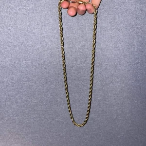 Cordell halsband 46.6 gram - Jag säljer mitt Cordell-halsband på 46,6 gram. Halsbandet är i nyskick och i utmärkt skick förutom spännet som gått sönder. Har inget bestämt pris kom gärna med prisförslag. Det här är en fantastiskt möjlighet att äga ett exklusivt smycke