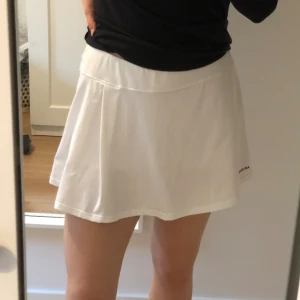 Vit tenniskjol - Bara använd några gånger, är i bra skick 